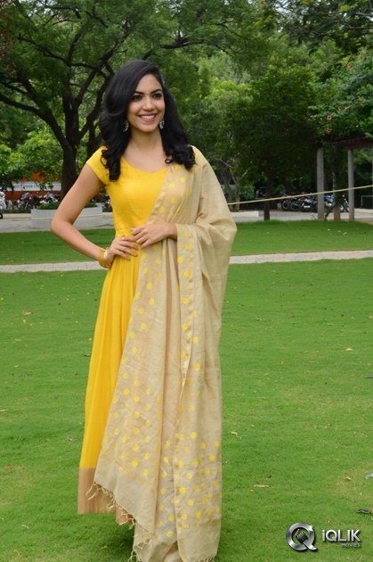 Ritu-Varma-At-Pelli-Chupulu-Movie-Abhinandhana-Sabha